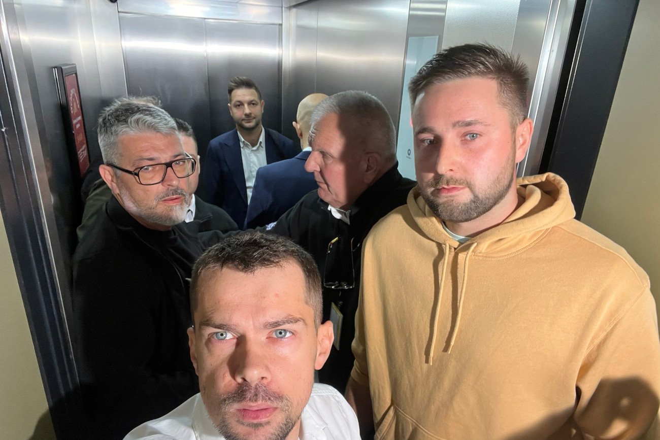 Patryk Jaki utknął w windzie na konwencji. "Jak szczur ucieka" [WIDEO].