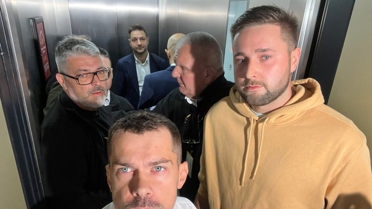 Patryk Jaki utknął w windzie na konwencji. "Jak szczur ucieka" [WIDEO].