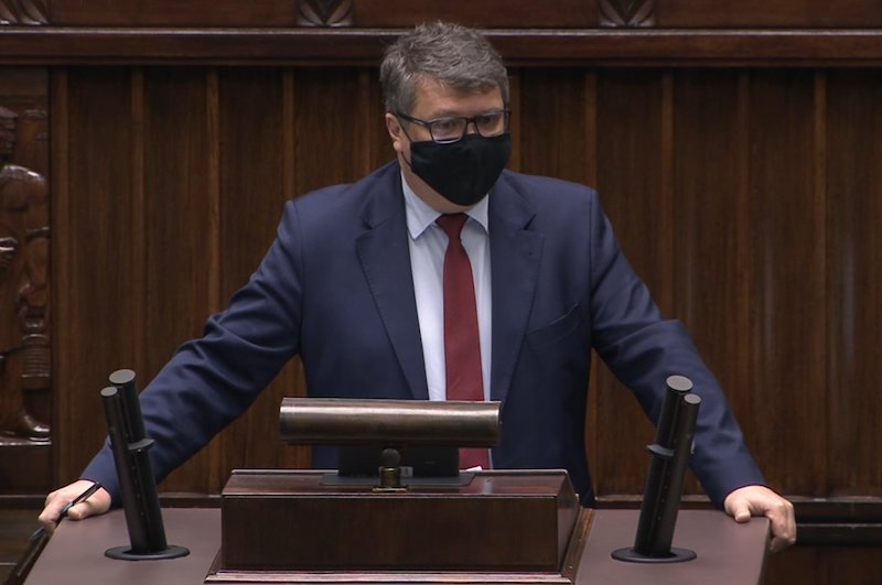 Wiceminister Maciej Wąsik jest zdania, że antyrządowe protesty organizowane przez Strajk Kobiet są nielegalne. Sądy jednak podtrzymują, że zgromadzenia są legalne, bo nie można ograniczyć prawa do zgromadzeń za pomocą rozporządzenia.