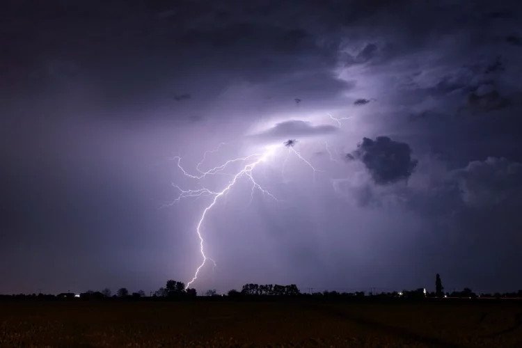 Silne burze nad Warszawą i w Mazowieckim. Są ostrzeżenia o utrudnieniach.