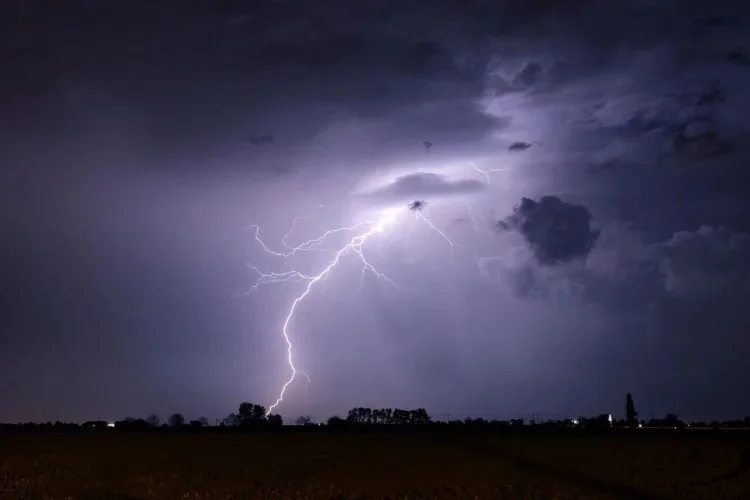 Silne burze nad Warszawą i w Mazowieckim. Są ostrzeżenia o utrudnieniach.