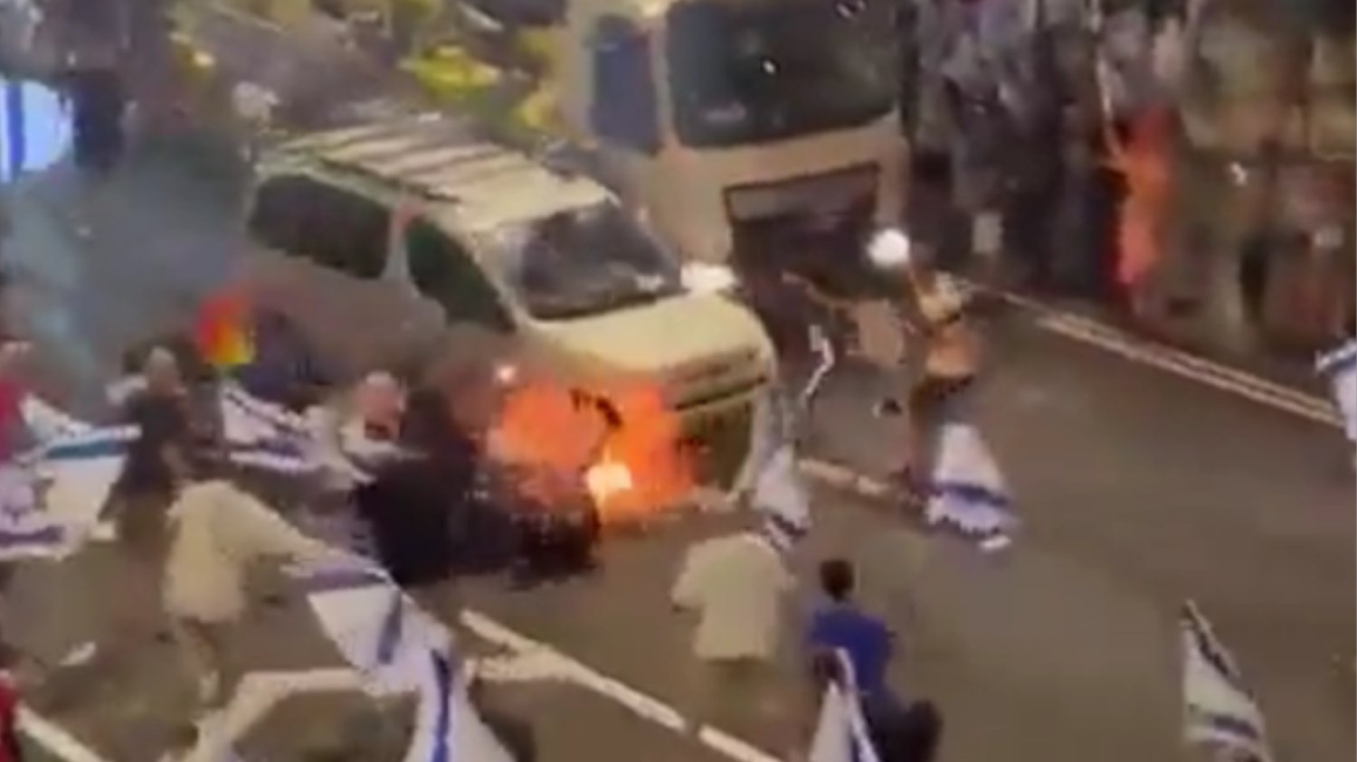 Wstrząsające sceny z Izraela. Auto wjechało w tłum protestujących Wstrząsające sceny z Izraela. Auto wjechało w tłum protestujących