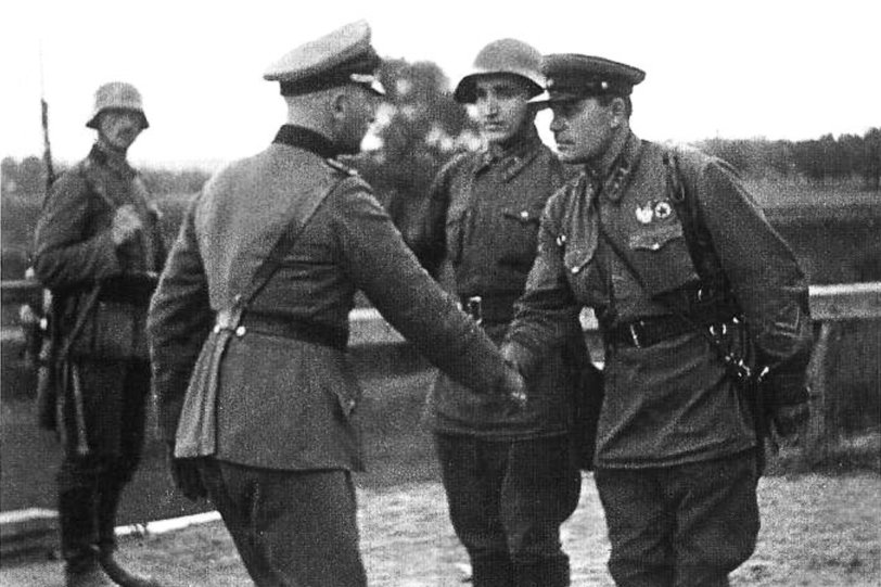 Niemieccy i sowieccy oficerowie w czasie kurtuazyjnego spotkania w Polsce, wrzesień 1939.