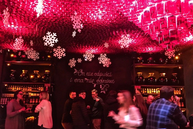 "Pijana wiśnia" powstała na Ukrainie. Od pewnego czasu jest również w Warszawie i podbija serca Polaków pyszną wiśniówką