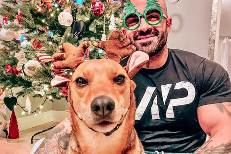 Akop Szostak, znany trener, influencer i zawodnik MMA już ubrał choinkę.