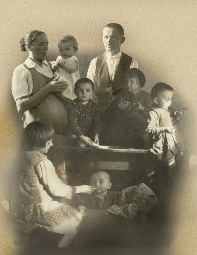 Zima 1944, Markowa pod Łańcutem, Józef Ulma i Wiktoria Ulma z szóstką dzieci (siódme w drodze).