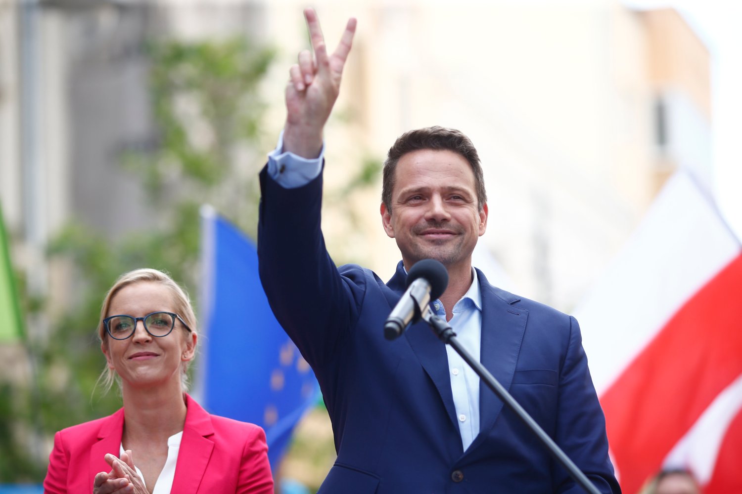 Rafał Trzaskowski jest zaledwie o punkt procentowy za Andrzejem Dudą. Tak wynika z sondażu Social Changes dla wPolityce.pl. Rafał Trzaskowski jest coraz bliżej Andrzeja Dudy - pokazuje sondaż Social Changes dla prawicowego portalu.