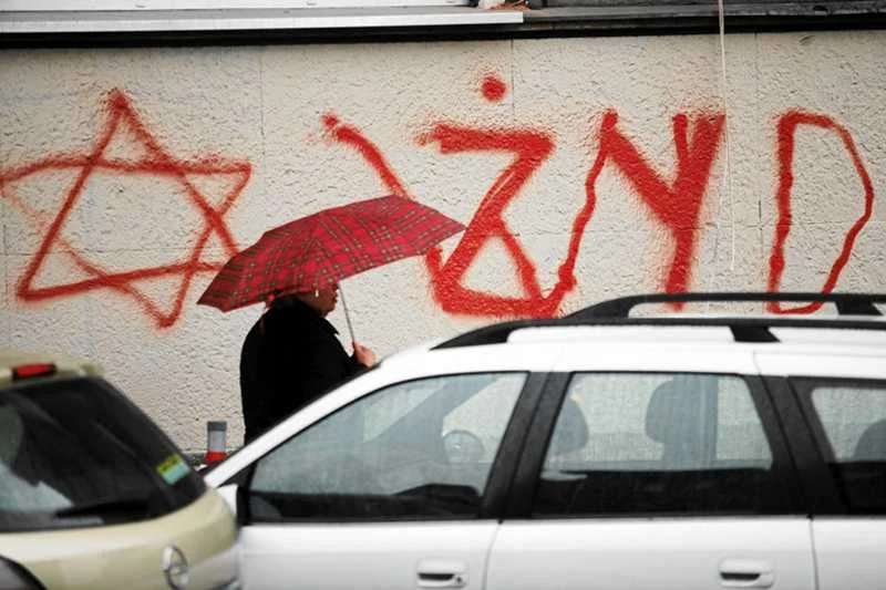 Antysemityzm w Polsce to nie tylko napisy na murach. W naszym kraju legalnie działa partia, która nawołuje do walki z "Żyduchami".