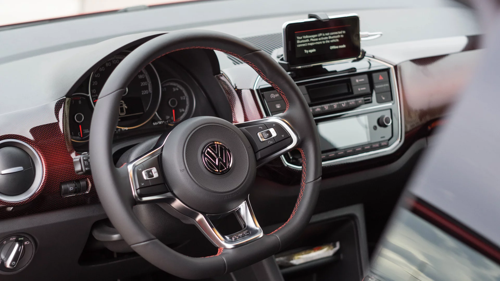 W środku nie ma wielu wygód, ale auto świetnie się prowadzi, a pozycja za kierownicą jest przyjemna.