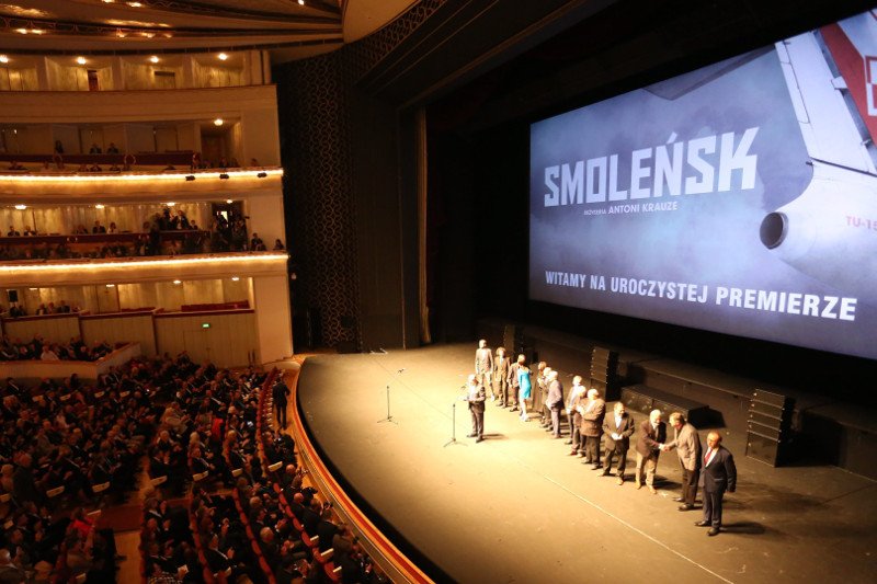 "Smoleńsk" absolutnym rekordzistą. Ma największe szanse, by znaleźć się obok "Wyjazdu integracyjnego" i "Kac Wawa". Na zdjęciu - uroczysta premiera w Teatrze Wielkim z udziałem m.in. prezydenta.