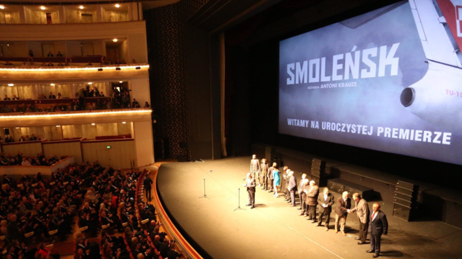 "Smoleńsk" absolutnym rekordzistą. Ma największe szanse, by znaleźć się obok "Wyjazdu integracyjnego" i "Kac Wawa". Na zdjęciu - uroczysta premiera w Teatrze Wielkim z udziałem m.in. prezydenta.