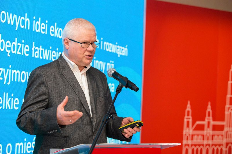 Profesor Jerzy Hausner mówi o drugiej fali kryzysu gospodarczego.