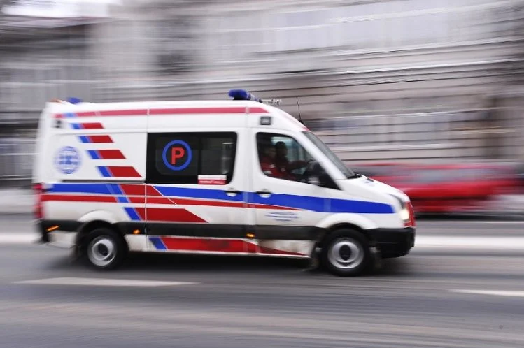 Przy wjeździe na rybnickie osiedle karetka napotkała na swojej drodze niedziałający szlaban. Rybnik. Szlaban zatrzymał karetkę na ul. Kominka.