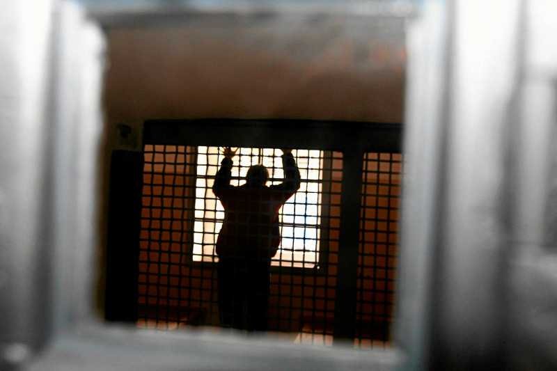 Znany polski seksuolog prof. Andrzej Jaczewski uważa, że sąd skazując na więzienie, skazuje tak naprawdę na celibat i dewiację seksualną.