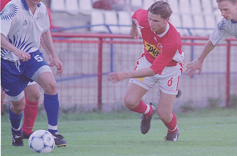 "Bez nienawiści" to rapowy protest song polskich piłkarzy przeciw stadionowej przemocy. W nagraniu wzięli udział bracia Żewłakowowie, Marek Citko, Cezary Kucharski, Artur Wichniarek, Mirosław Szymkowiak i Bartosz Karwan.