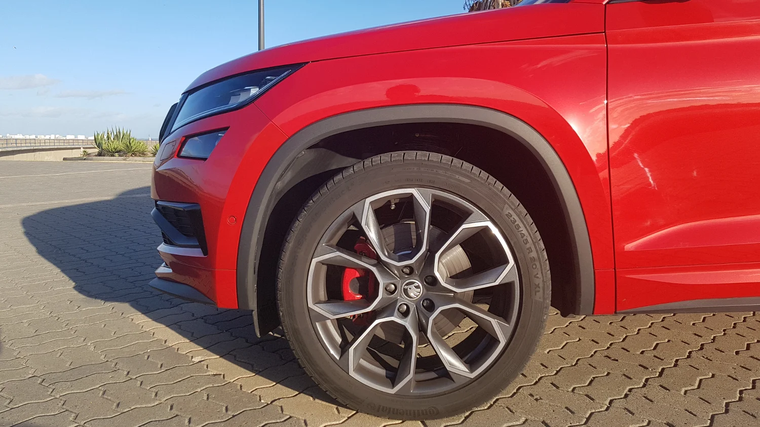 Ogromne 20-calowe koła i czerwone zaciski wskazują na to, że to nie jest "normalna" Skoda.