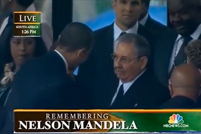 Podczas uroczystości żałobnych spotkali się m.in. prezydent USA Baracj Obama oraz prezydent Kuby Raul Castro