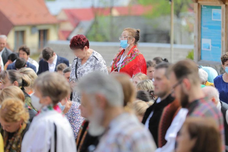 W strefach czerwonych obowiązuje nakaz noszenia maseczek na ulicy.