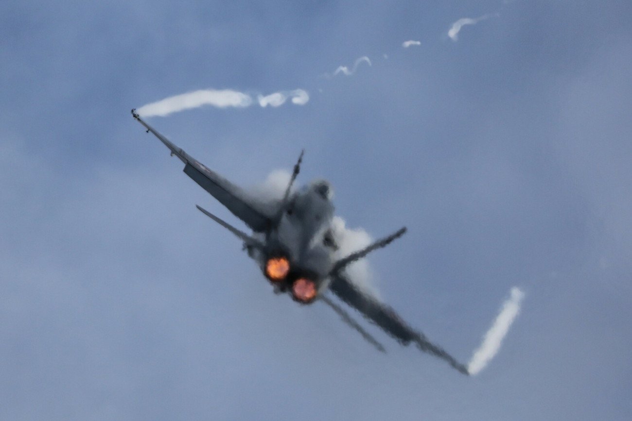 Przerażające sceny w Hiszpanii. Myśliwiec F-18 runął na ziemię.