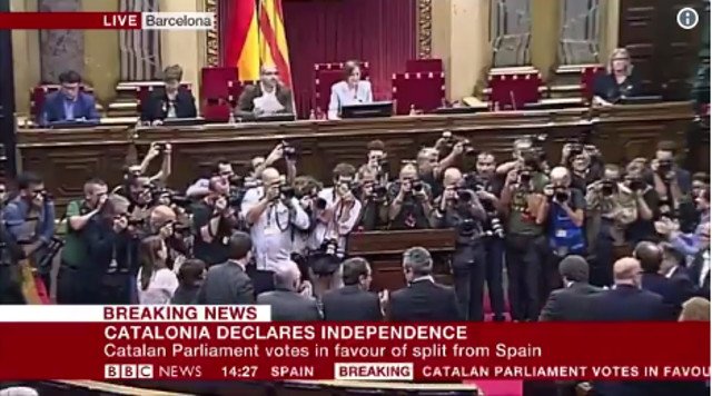 Katalonia ogłosiła niepodległość od Hiszpanii. Moment głosowania pokazało m.in. BBC.