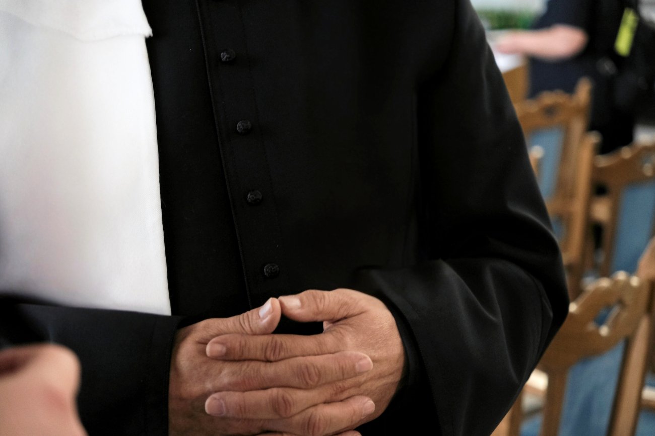 Bo pieniądze z tacy były za małe. Ksiądz z Warszawy zrobił przekręt na miliony