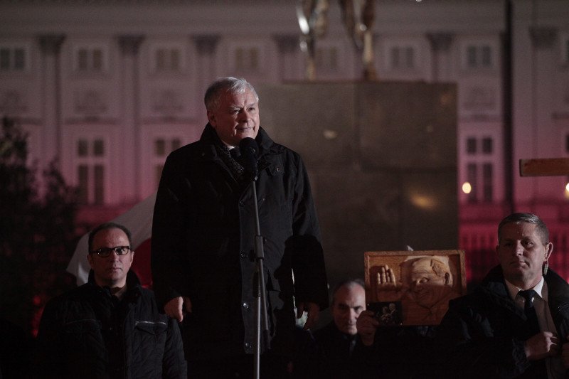 Dzisiaj po raz kolejny Jarosław Kaczyński wystąpi na miesięcznicy smoleńskiej. Jednak za nim to nastąpi, wygrodzone Krakowskie Przedmieście tworzy symboliczne obrazki.