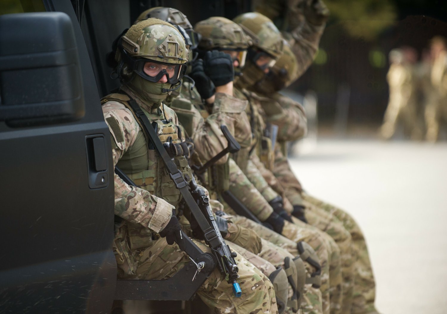 Jednostka grom przeprowadza ćwiczenia na warszawskiej Białołęce