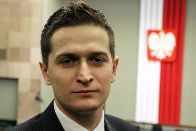 Poseł Marek Poznański wybił szybę w nagrzanym samochodzie, by ratować dziecko