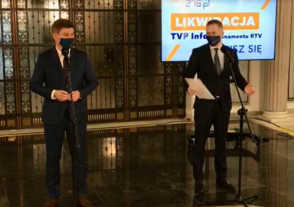 Cezary Tomczyk pokłócił się z Miłoszem Kłeczkiem z TVP Info na konferencji Koalicji Obywatelskiej.