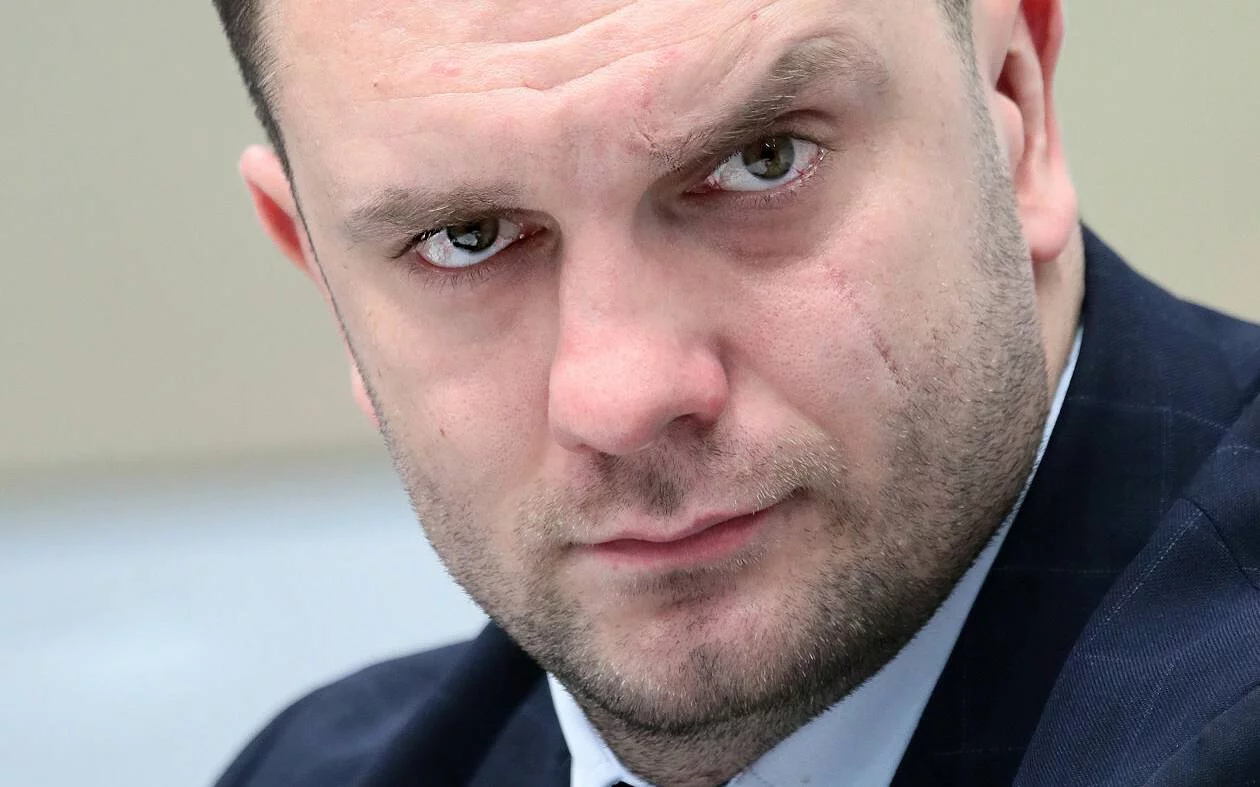 "Ten facet jest niebezpieczny dla pieniędzy i godności podatników i obywateli" - pisze o Łukaszu Mejzie publicystka Eliza Michalik. "Ten facet jest niebezpieczny dla pieniędzy i godności podatników i obywateli" - pisze o Łukaszu Mejzie publicystka Eliza Michalik.