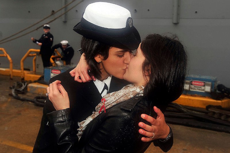 Całująca się para lesbijek.