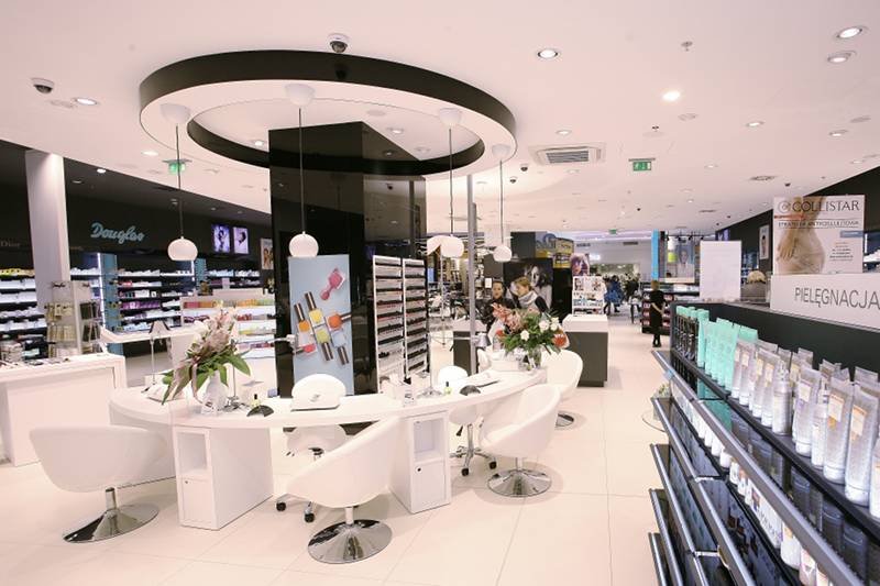 Perfumeria Douglas ma w ofercie usługę manikiuru. Na wygodnym fotelu możesz odpocząć i skorzystać z usługi masażu dłoni