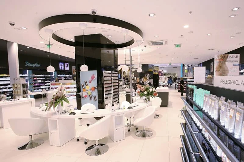 Perfumeria Douglas ma w ofercie usługę manikiuru. Na wygodnym fotelu możesz odpocząć i skorzystać z usługi masażu dłoni