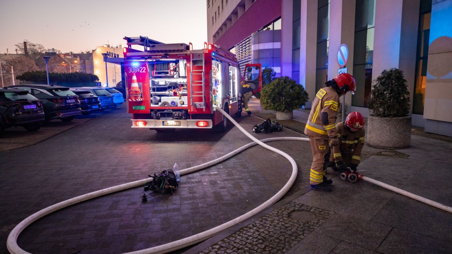 Strażacy gaszący pożar Hotelu Plaza we Wrocławiu Pożar Hotelu Plaza we Wrocławiu