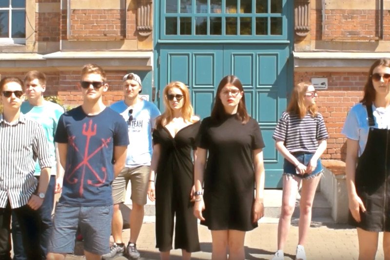 II LO im. Bolesława Chrobrego w Sopocie chce pomóc chorej nauczycielce. Młodzież nagrała filmik, zachęca do rejestracji w bazie dawców szpiku.