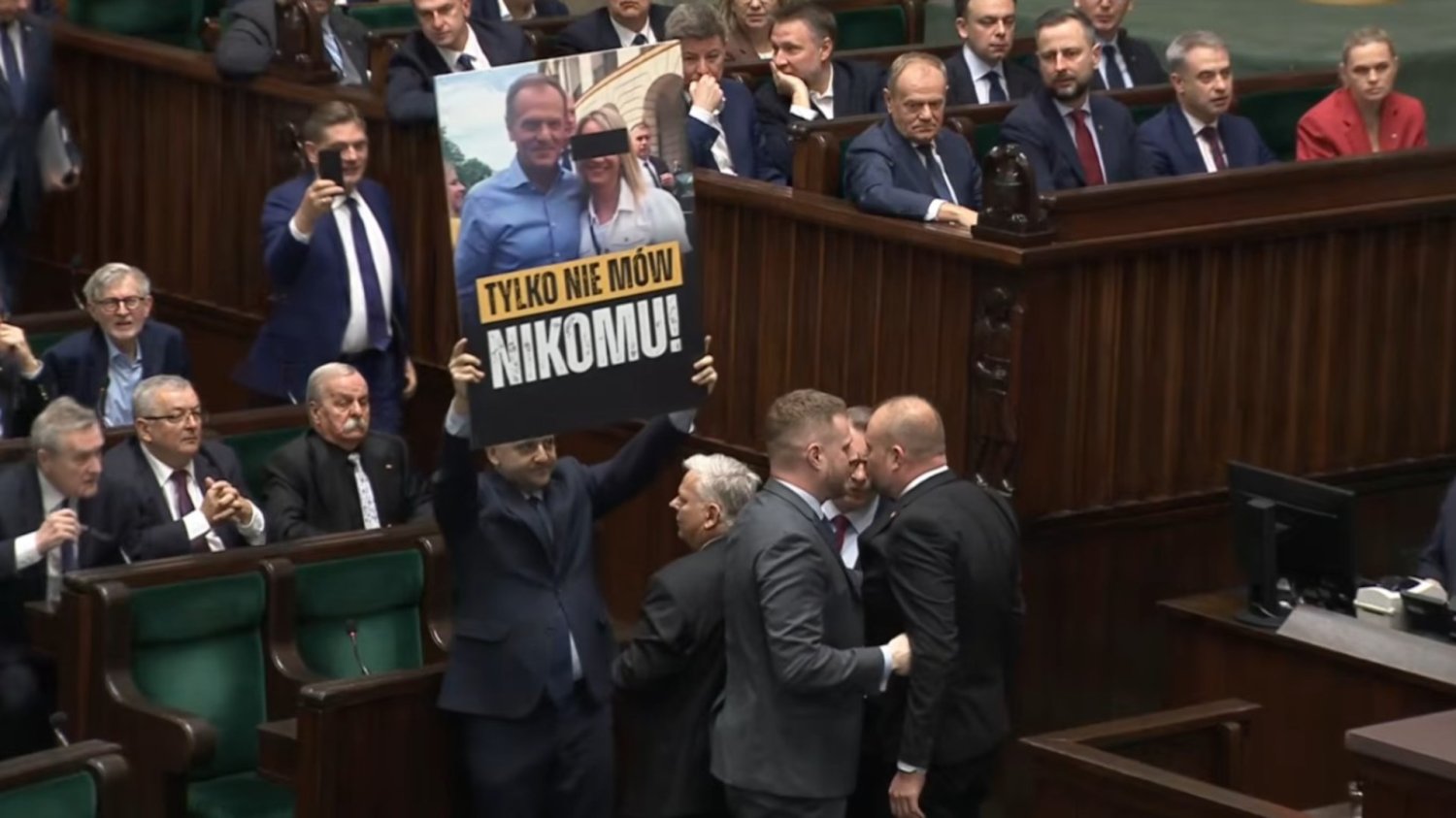 Matecki i Woś wykluczeni z obrad Sejmu. Przynieśli prowokacyjne transparenty Awantura w Sejmie.