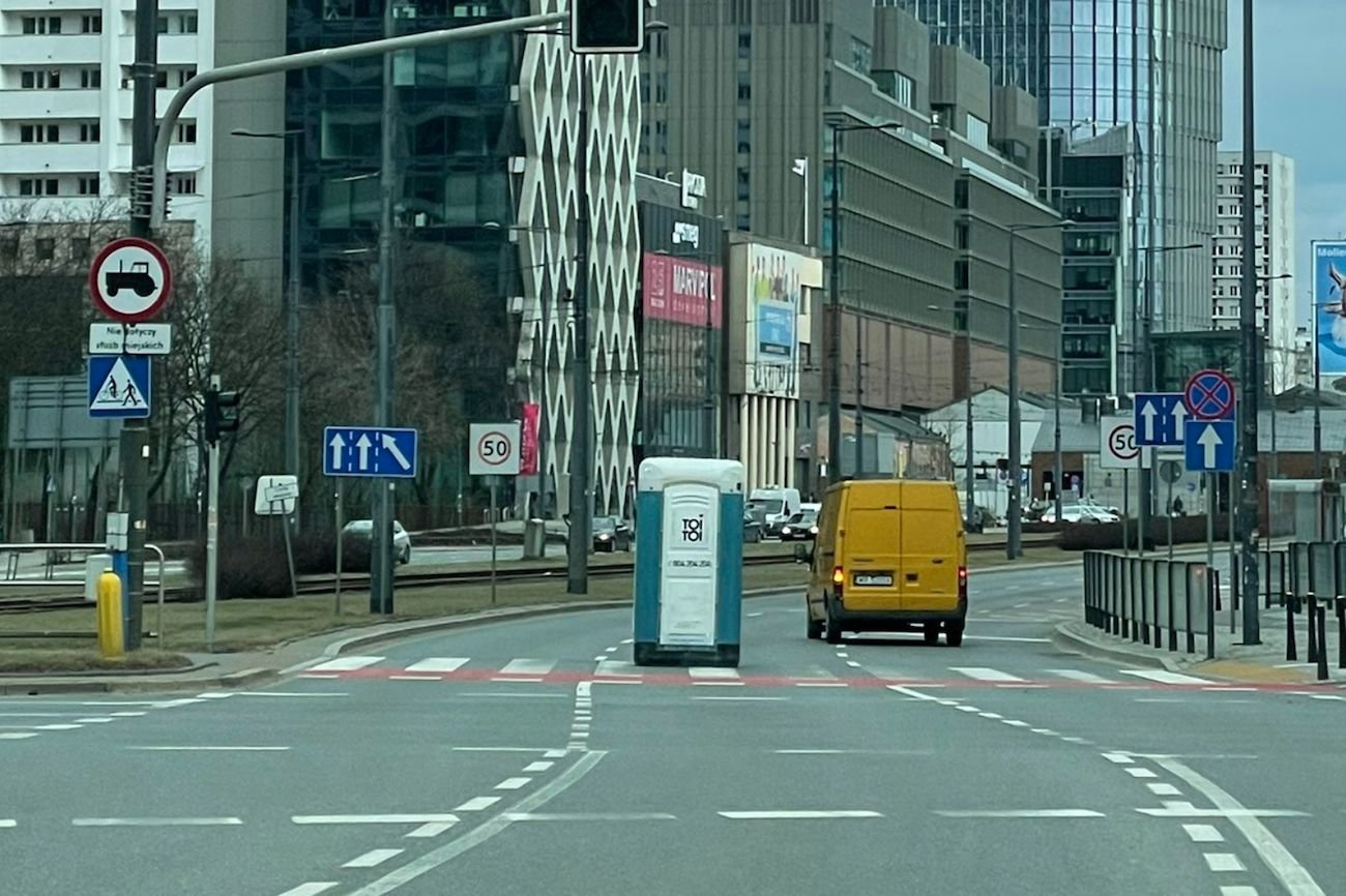 Wichura przywiała przenośną toaletę ulicę w centrum Warszawy.