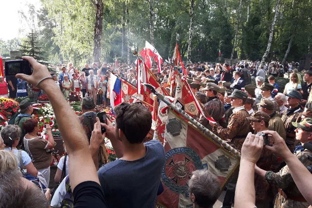 Sztandary to nie wszystko. Wielu powstańcom potrzebna jest pomoc w codziennych sprawach.