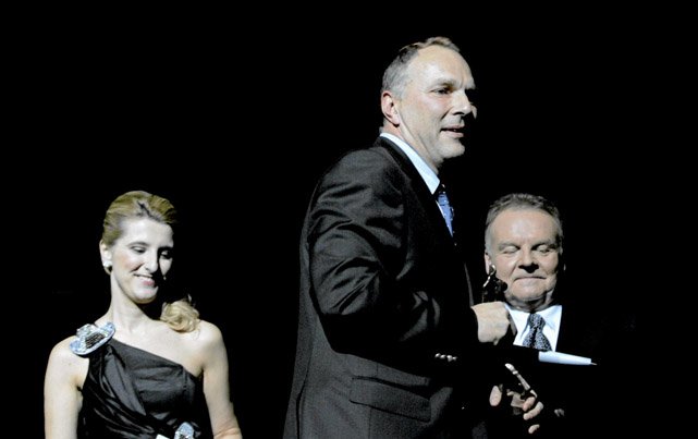 Grażynie Piotrowskiej-Oliwie nie jest obce pokazywanie się na "salonach". Na zdjęciu z Andrzejem Malinowskim i Jarosławem Kurskim podczas gali Konfederacji Pracodawców Polskich i rozdaniu nagród "Wektory" w Teatrze Wielkim.