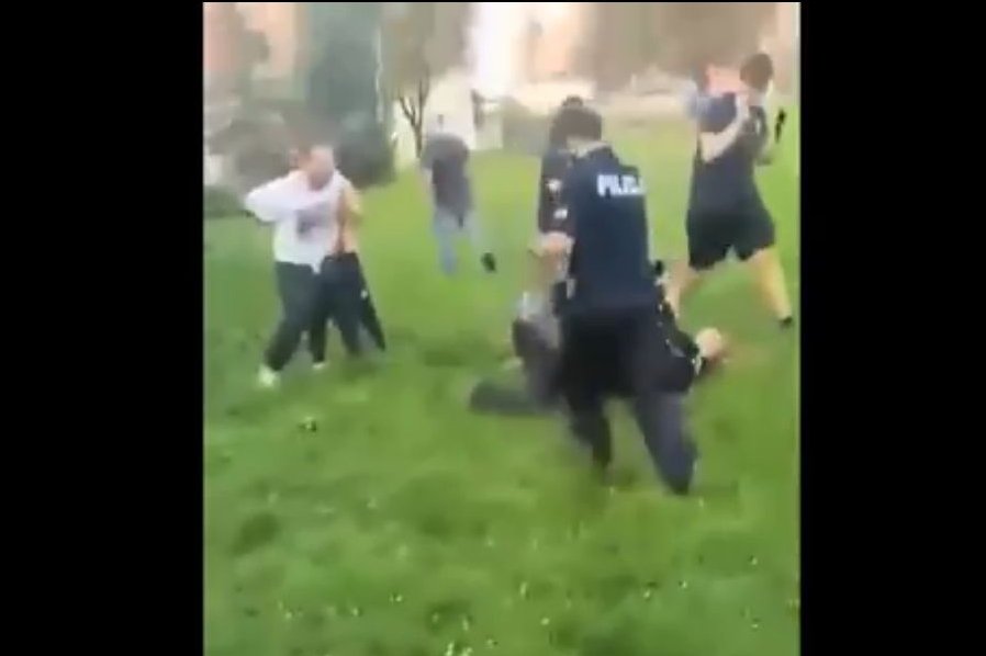 Dwaj mężczyźni w Pastuchowie zaatakowali policjantów. O agresorach w rozmowie z Polsat News mówią ich sąsiedzi.