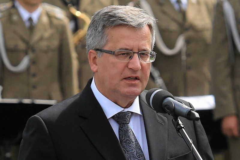 Bronisław Komorowski został obrzucony jajkami na Ukrainie podczas obchodów w Łucku.