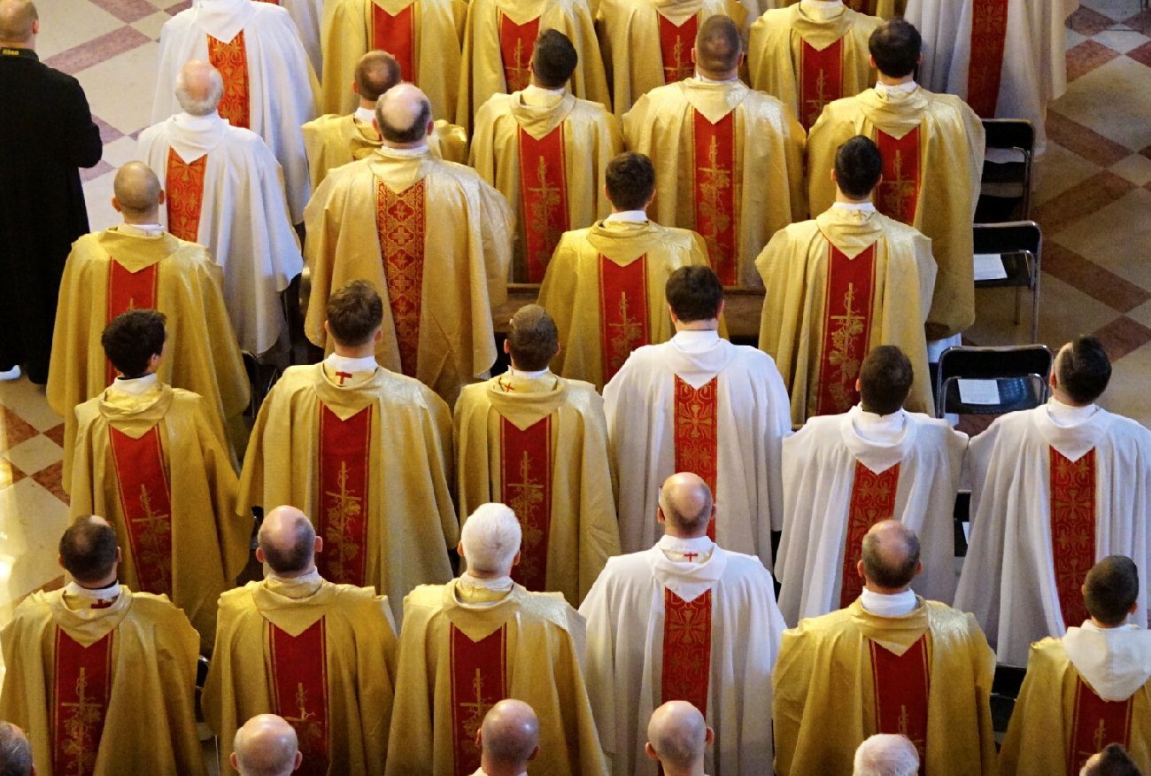 Ksiądz Stanisław skrzywdził 95. dzieci. Prokuratura bada wątek biskupów.