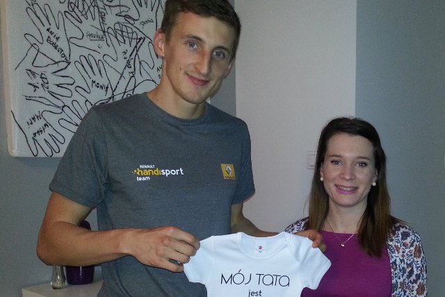 Maciej Lepiato, stypendysta Renault Handisport Team z partnerką Dominką