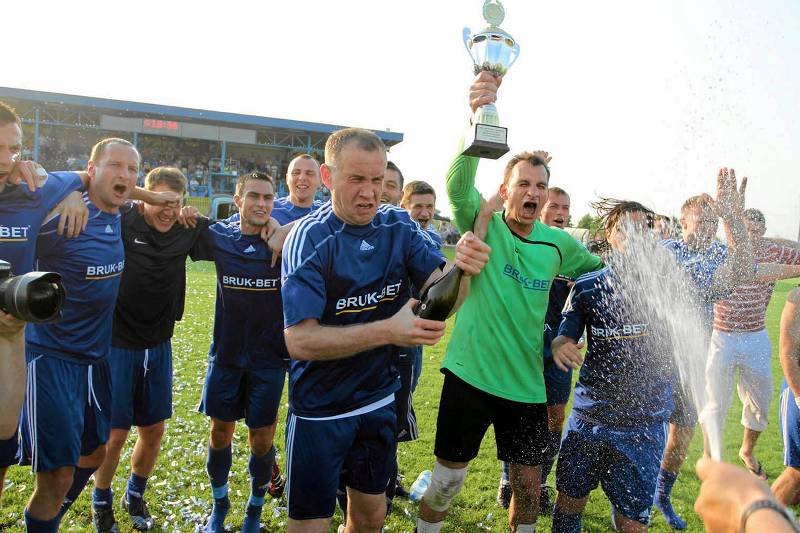 Piłkarze Termaliki potrafią się bawić. Tu świętują awans do pierwszej ligi.