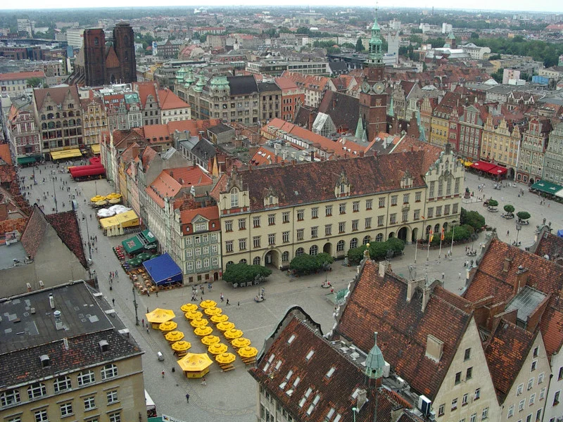 Wrocławski rynek to idealny przykład zastosowania prawa magdeburskiego w lokacji średniowiecznych miast.