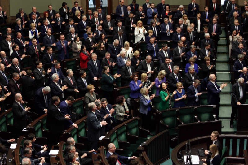 Politycy PiS i PO solidarnie bronią swoich przywilejów.