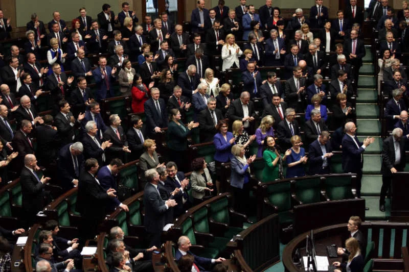 Politycy PiS i PO solidarnie bronią swoich przywilejów.