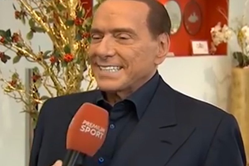 Silvio Berlusconi nie zorientował się, że w radiu są kamery. Widzowie zaś w transmisji zobaczyli, jak były premier odpowiedzi czyta z kartki.