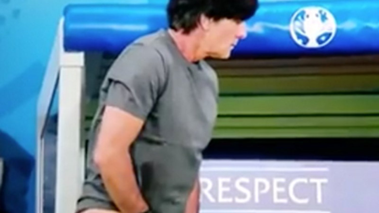 Trener reprezentacji Niemiec nie radzi sobie ze stresem. Dlatego zachowuje się mało kulturalnie. Zamiast potępienia może potrzebuje pomocy?