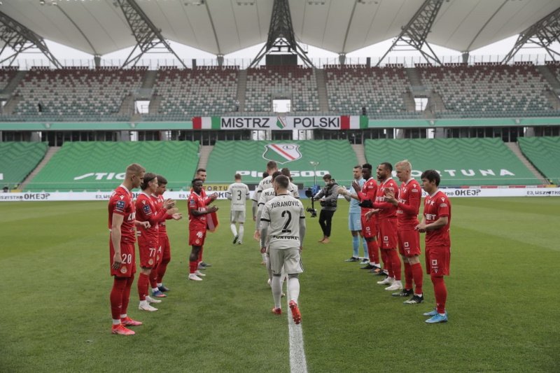 Piłkarze Legii Warszawa ruszyli na murawę przez szpaler piłkarzy Wisły Kraków